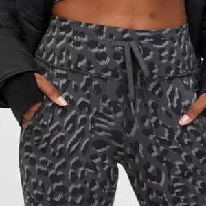 NWT OFFLINE By Aerie Jacquard Peak Legging, size L